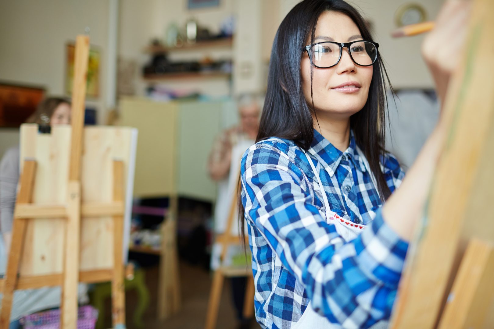 woman enjoying art class